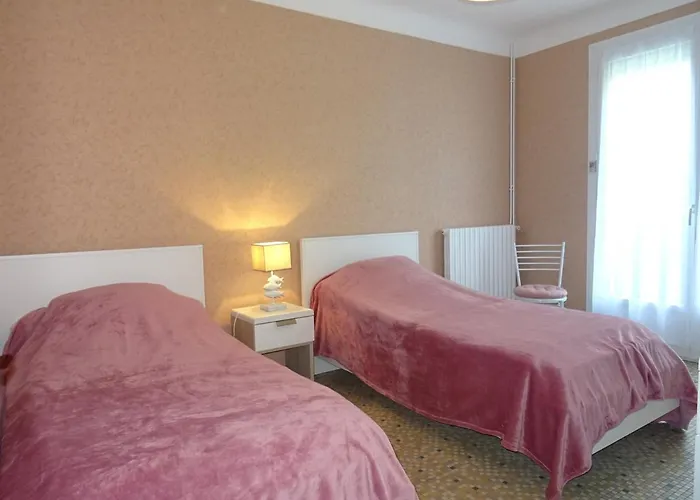 T3 Avec Jardin Clos à 700m De La Et Commerces - Fr-1-92-768 *